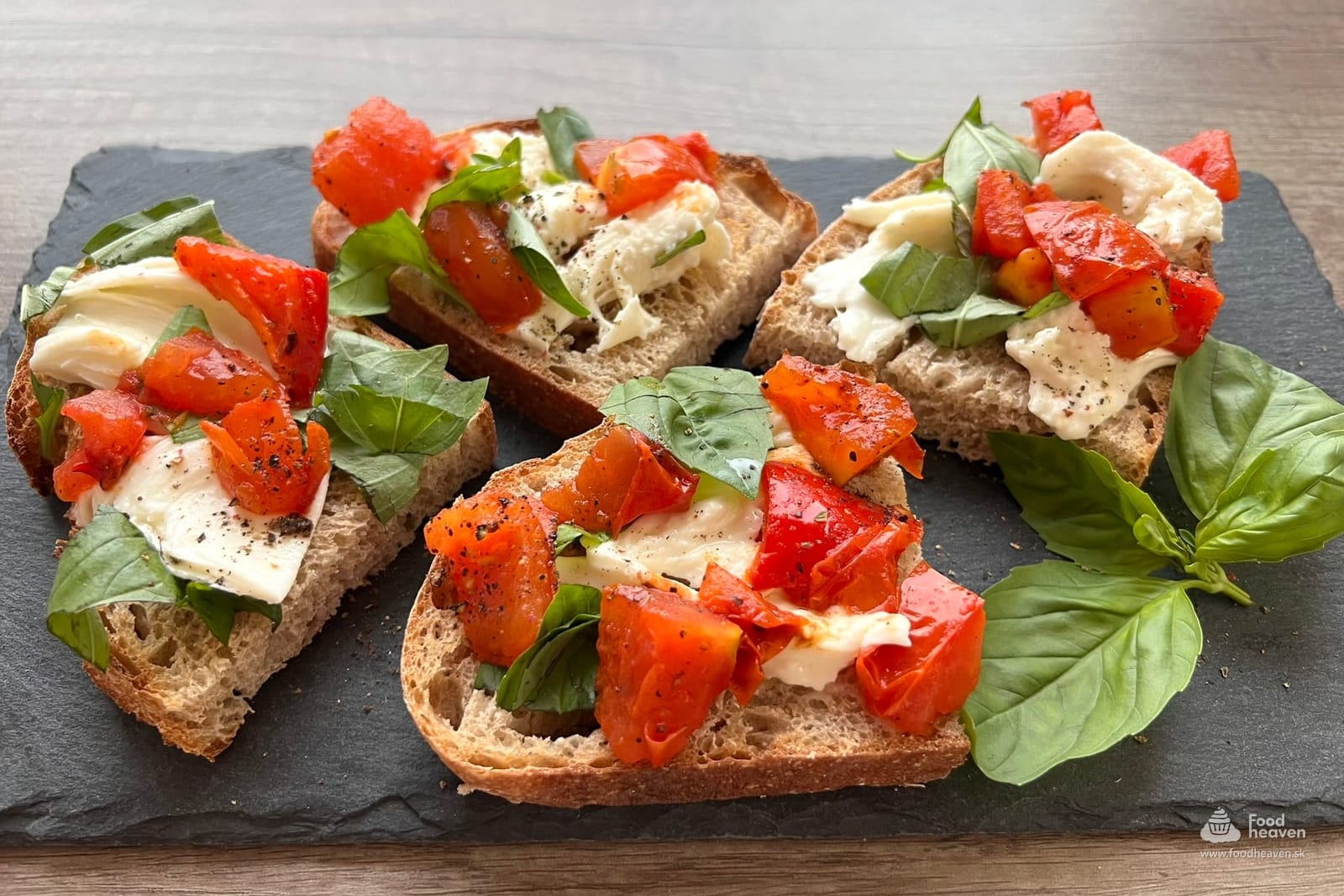 Bruschetta s mozzarellou a pečenými paradajkami