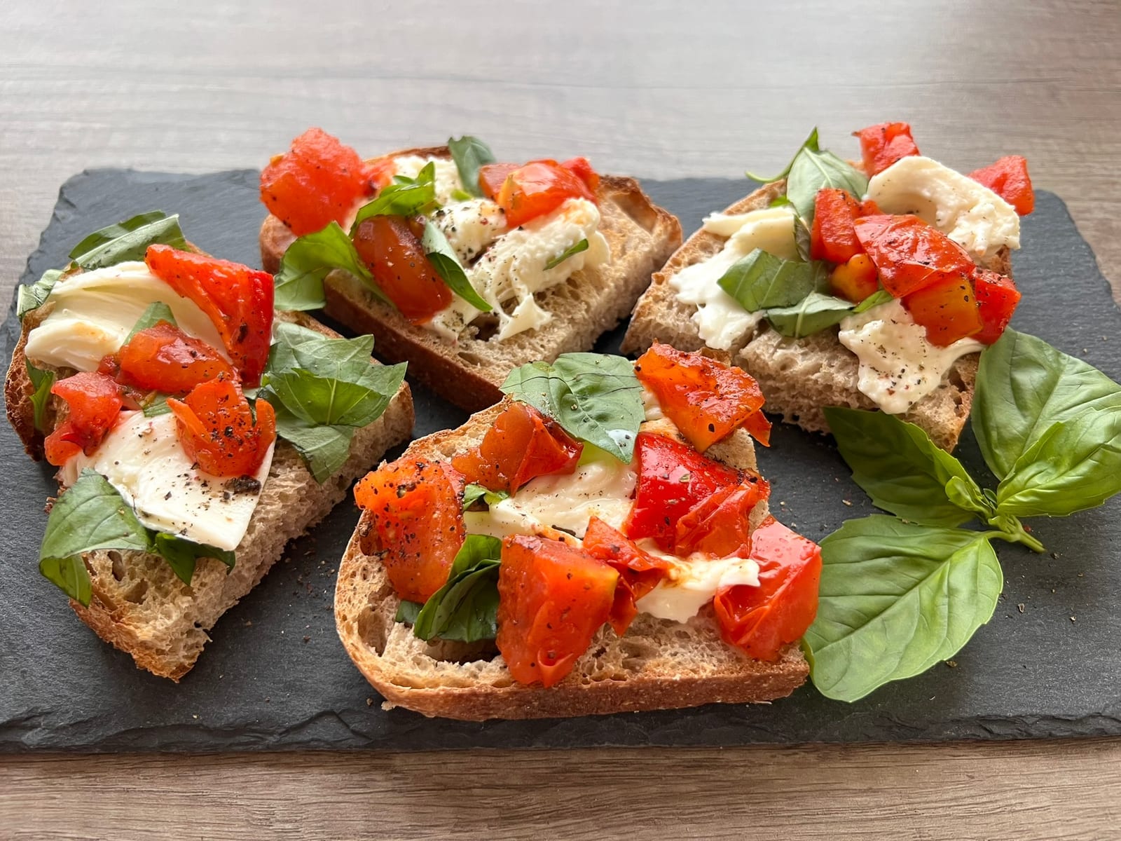 Bruschetta s mozzarellou a pečenými paradajkami
