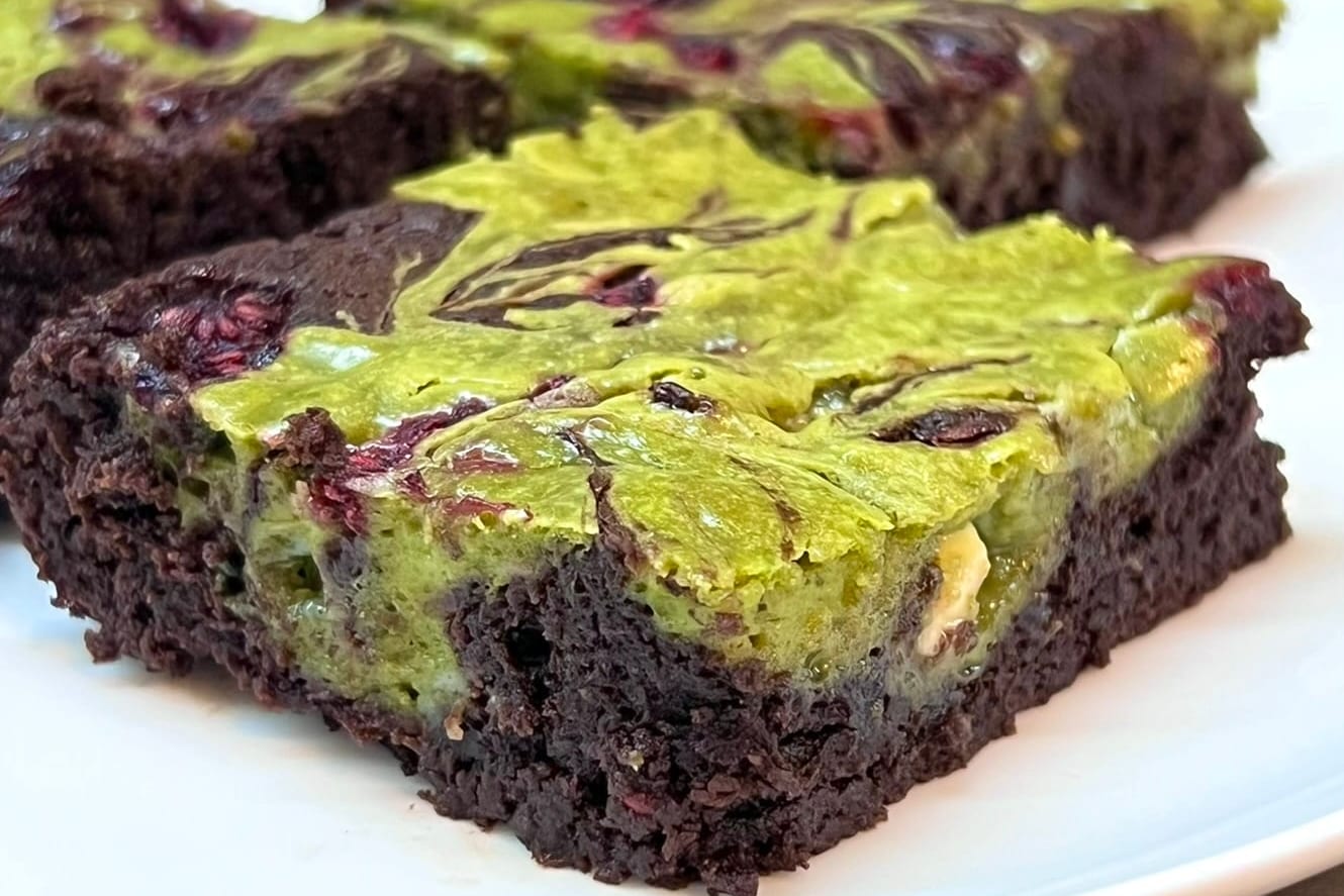 Matcha brownies s malinami